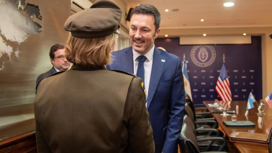 luis-petri-laura-richardson-1779184