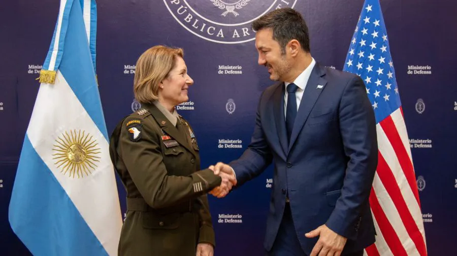 luis-petri-laura-richardson-1779183