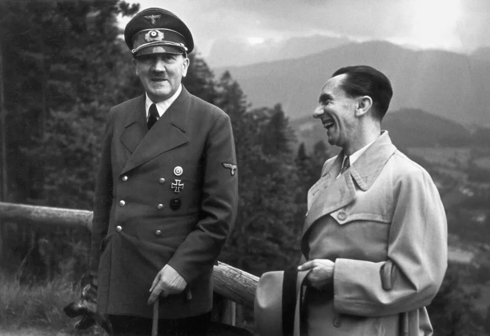 874699-goebbels-y-hitler-1024x703