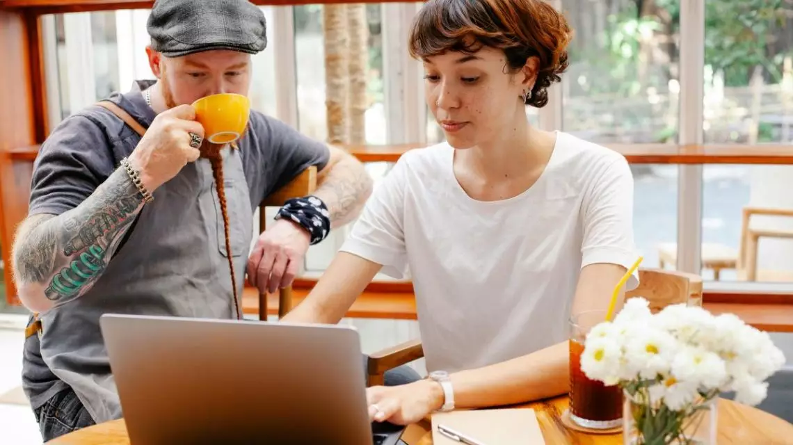 Emprendedores-revisando-como-redactar-la-oferta-de-empleo-perfecta-1140x640