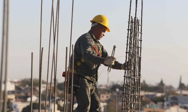 Obrero-Construccion-Armadura-Hierro