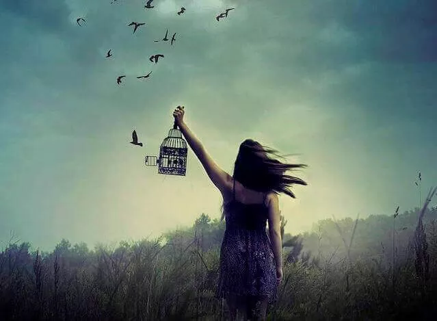 mujer-liberando-pajaros