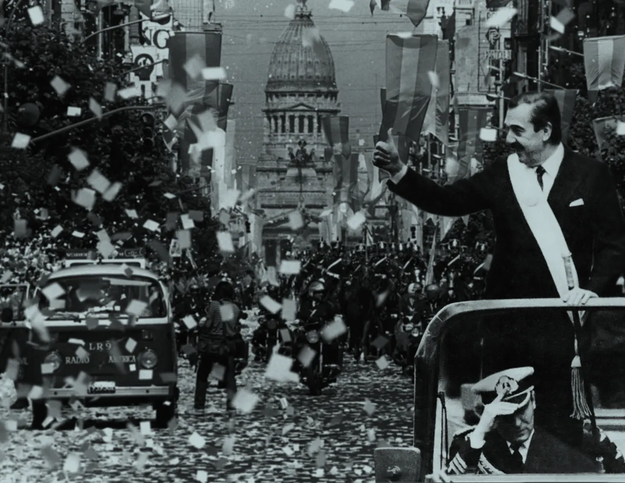 foto-10-de-diciembre-Retorno-a-la-Democracia.-Asume-Raul-Alfonsin