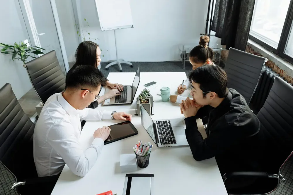 trabajo-equipo-feliz-oficina-1536x1024.jpg (1)